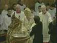 Papst tauft Kind