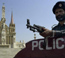 Ein pakistanischer Polizist bewacht eine katholische Kirche / Bild: EPA